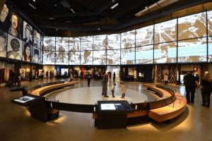 ȫ�»���չ�d��ʽͨ�^���ֻ����ã��鲩���^�ṩ�ɳ��m��������